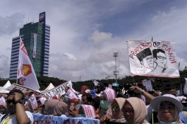 Spanduk Karung Bergambar Prabowo-Sandi Hiasi Lokasi Kampanye Akbar