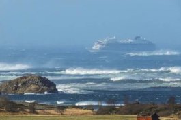 Penyelamatan Dramtis 1.300 Orang dari Kapal Pesiar di Tengah Badai