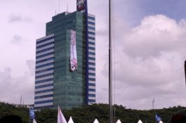 Spanduk Raksasa Prabowo-Sandi Mejeng di Gedung Milik Ipar Jusuf Kalla