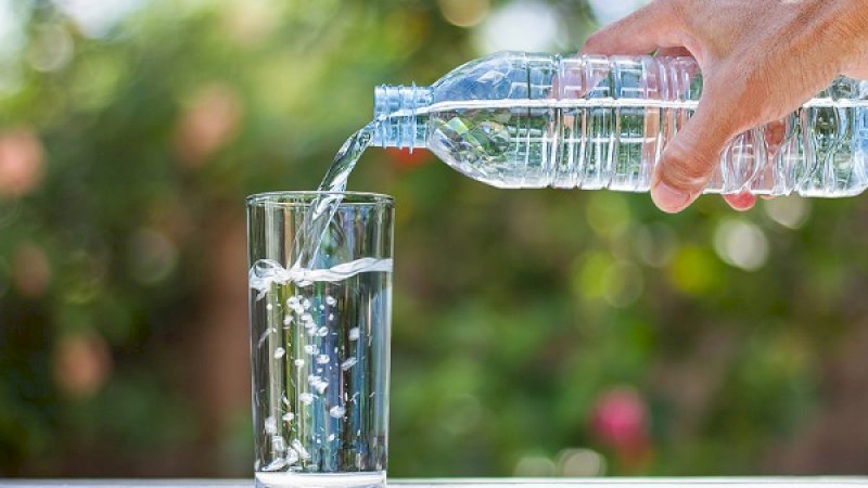 Bersih Belum Tentu Layak Dikonsumsi, Yuk Kenali Kriteria Air Minum Sehat