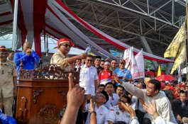 Momen Prabowo Berikan Air Minumnya ke Pendukung Saat Kampanye Akbar