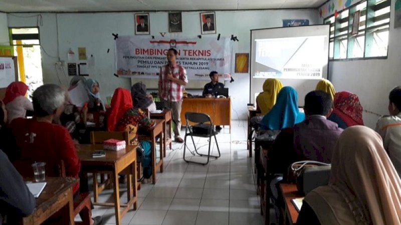 Bimbingan Teknis (Bimtek) pemungutan dan perhitungan suara Pileg dan Pilpres 2019 tingkat panitia pemungutan Suara (PPS) se-Kecamatan Pattallassang, Minggu (24/3/2019).
