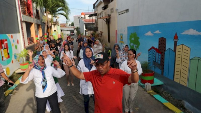 Prabowo Kampanye Akbar, Danny Pomanto Semangati Warga dengan Nyanyian Jokowi Lagi