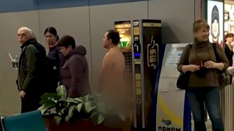 Katanya Biar Aerodinamis, Pria Ini Telanjang Bulat Tunggu Giliran Terbang di Bandara