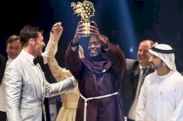 Sumbangkan Gajinya untuk Orang Miskin, Guru Ini Dihadiahi Rp14 Miliar