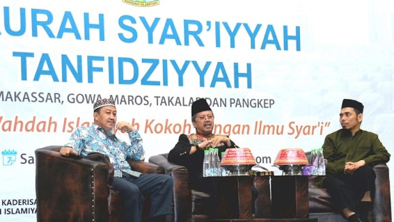 Senator asal Sulsel AM Iqbal Parewangi diapit Ustaz Qasim Saguni (kiri) dan Ustaz Yusran Anshar pada daurah syar'iyyah Wahdah Islamiyah, Sabtu (23/3/2019).