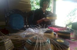 Begini Proses Pembuatan Songkok Guru di Takalar