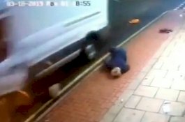 Momen Kakek-Nenek Terlempar Usai Dijambret dari Van Putih