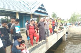 Usai Salat Subuh, Bupati Luwu Timur Dengar Curhat Nelayan di TPI Malili