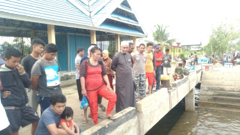 Usai Salat Subuh, Bupati Luwu Timur Dengar Curhat Nelayan di TPI Malili