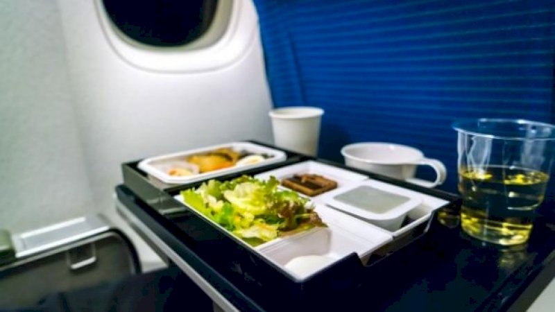 Perusahaan travel Indonesia terus memberikan inovasi dan kemudahan layanan bagi Anda para pelanggan setianya. Pilih hidangan utama, makanan ringan, atau sesuatu untuk diminum saat di pesawat kini sudah bisa via aplikasi.