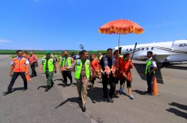Tiba di Bandara Selayar, Menpar Dikalungi Sarung Sutera