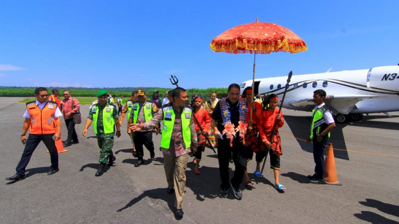 Tiba di Bandara Selayar, Menpar Dikalungi Sarung Sutera