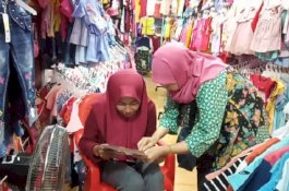 Gerebek Pasar di Sinjai, Andi Mariattang Disambut Pedagang