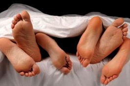 Setuju Threesome, Istri Tusuk Alat Vital Selingkuhan Suami