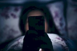 Seorang Ibu Bermain Ponsel Sebelum Tidur, Besok Pagi Ditemukan Meninggal