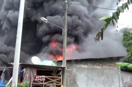 Tikam Sepupu Perempuan dan Kemenakan, Rumah dan Mobil Pelaku Dibakar Keluarga Korban