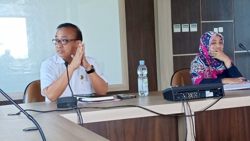 Rektor IAIN Parepare, Ahmad Sultra Rustan (kiri).