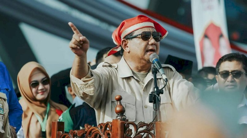 Vonny Ameliani (jilbab cokelat) dan Prabowo Subianto dalam kampanye akbar beberapa hari yang lalu.