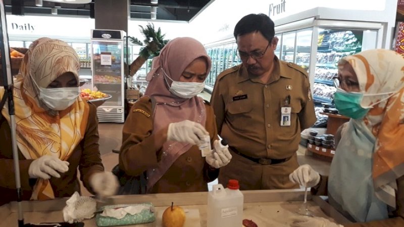 Bidang Keamanan Pangan, Dinas Ketahanan Pangan Kota Makassar memantau keamanan pangan di pasar tradisional dan pasar modern di kota Makassar, Selasa, (26/3/2019).