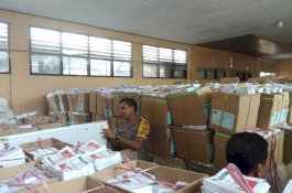 21 Hari Jelang Pencoblosan, Kapolres Pinrang Pantau Logistik Pemilu KPU