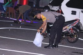 Usai Konser Musik KPU, Kapolres Bantaeng Turun Tangan Pungut Sampah