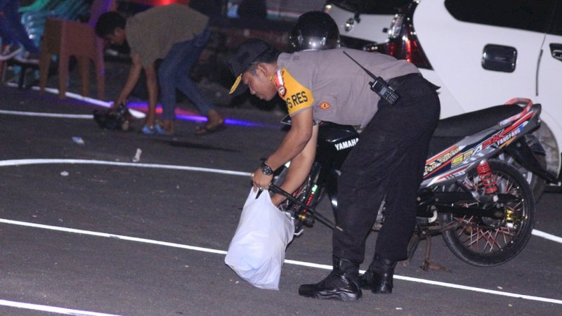 Usai Konser Musik KPU, Kapolres Bantaeng Turun Tangan Pungut Sampah