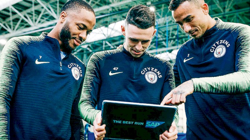 Raheem Sterling, Phil Foden, dan Danilo menggunakan SAP Challenger Insights, yang menyediakan info, analitik, dan instruksi real-time. (Foto: The Sun)