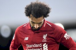 Viral Foto Dipeluk Fans Perempuan, Mo Salah Dimarahi Ibu