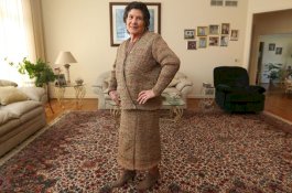 Unik... Baju Cantik ini Terbuat dari Kantong Plastik