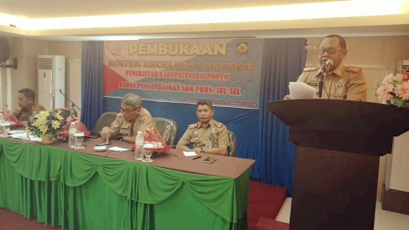 Sekda Jeneponto Buka Bimtek Camat dan Lurah di Makassar