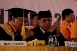 IKA UNM Berikan Beasiswa ke Wisudawan yang Berprestasi
