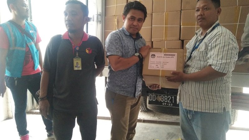 Surat suara calon anggota DPD RI tiba di Makassar, Rabu sore (27/3/2019). Diterima langsung Ketua KPU Makassar Farid Wajdi.