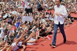 Lari-Lari di Atas Panggung, Jokowi Janji Bangun Kereta Api di Kalsel