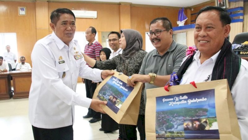 Bupati Bulukumba AM Sukri Sappewali menyerahkan cendera mata kepada rombongan Tim Peningkatan Ekspor dan Investasi Daerah (Pepida) Provinsi Kalimantan Timur. 