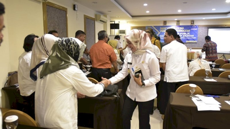 Bupati Luwu Utara Indah Putri Indriani menyalami peserta bimtek di Hotel Jolin Makassar.