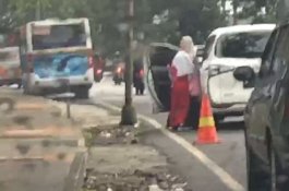 Viral, Video Pelajar SD Didorong Keluar Mobil Perempuan Berjilbab Besar