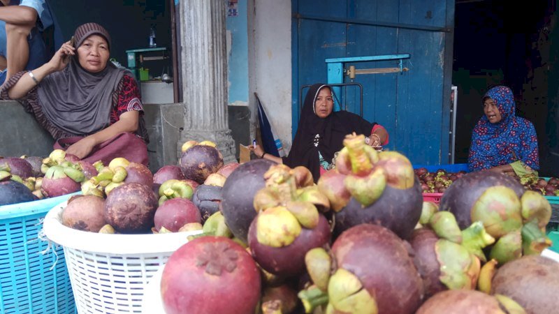 Sahrah, bersama pedagang manggis lainnya di Kecamatan Bulukumpa.
