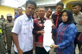 KNPI Bulukumba Hadiahkan Kayu Nisan kepada Dinas Kesehatan