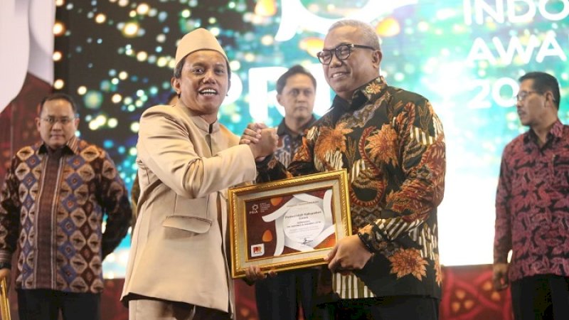 Kepala Bagian Humas dan Kerja Sama Pemkab Gowa, Abdullah Sirajuddin (kanan) menerima penghargaan PRIA 2019.