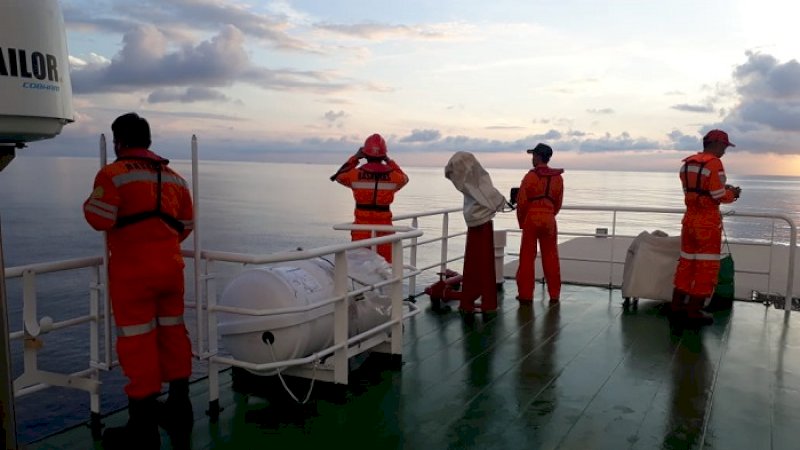 Tim SAR terus melakukan pencarian terhadap korban kapal terbalik di perairan Takalar.