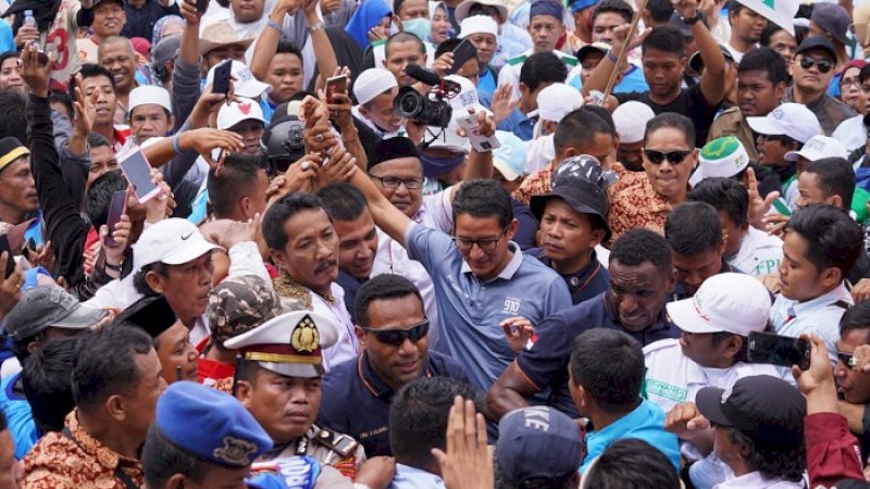 Cawapres nomor urut 02 Sandiaga Salahuddin Uno dikerubuti pendukungnya di Sidrap, Kamis (28/3/2019). (FOTO: BIMASURYA/TIM SANDIAGA)