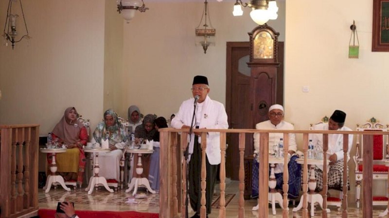 KH Ma'ruf Amin menyampaikan orasi di hadapan pendukungnya di Palembang.