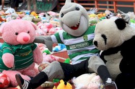 Keren, Aksi Lempar Boneka dari Bonek untuk Penderita Kanker