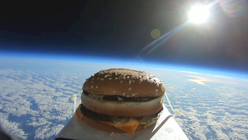 Bagaimana Rasanya Burger Usai Dikirim ke Luar Angkasa?