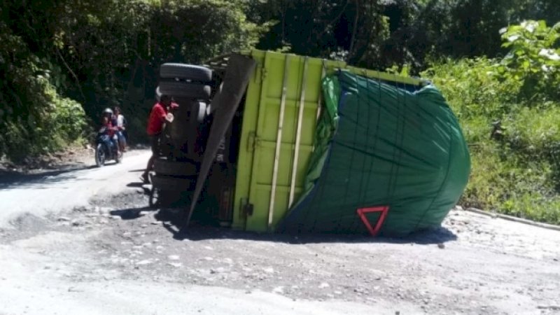 Sebuah truk barang asal Makassar menuju Poso, Sulawesi Tengah terbalik di Mangkutana, Sabtu (30/3/2019).