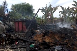 Penghuninya ke Sawah, Rumah Isi Hasil Panen Padi di Bone Ludes Terbakar