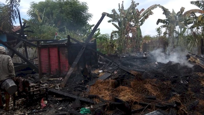 Penghuninya ke Sawah, Rumah Isi Hasil Panen Padi di Bone Ludes Terbakar