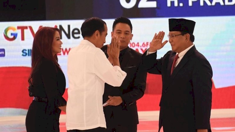 Jokowi dan Prabowo saling memberi hormat pada debat capres kedua beberapa waktu lalu.