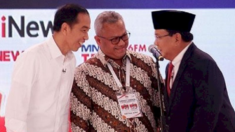 Jokowi dan Prabowo mengapit Ketua KPU RI, Arief Budiman pada debat kedua beberapa waktu lalu. (FOTO: TEMPO) 
